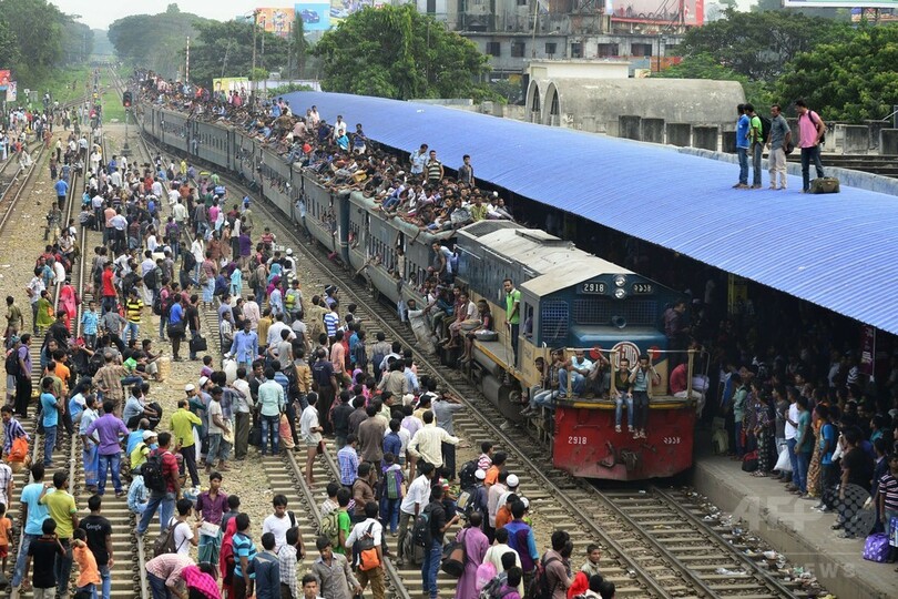 「犠牲祭」に帰省する人で溢れる列車、バングラデシュ