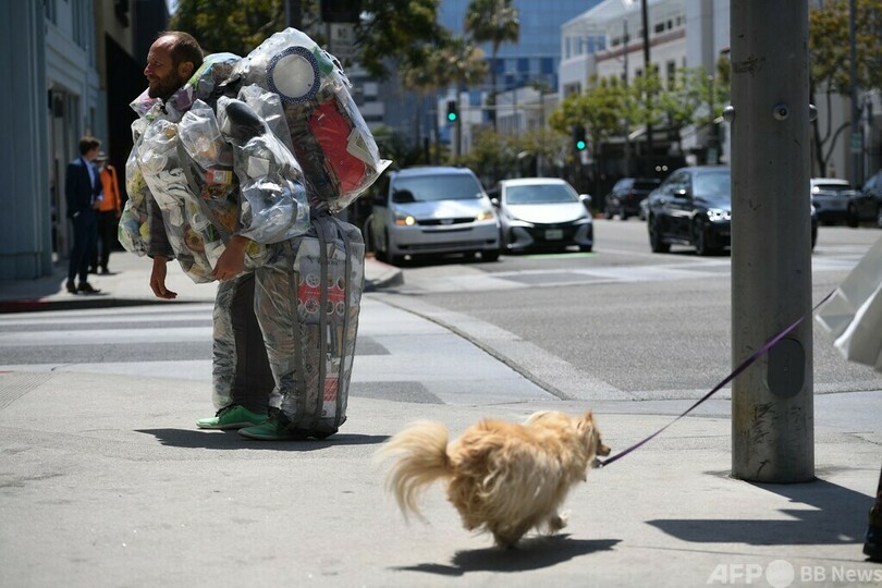 1か月分のごみを着込み、大量消費社会に警鐘 米環境活動家