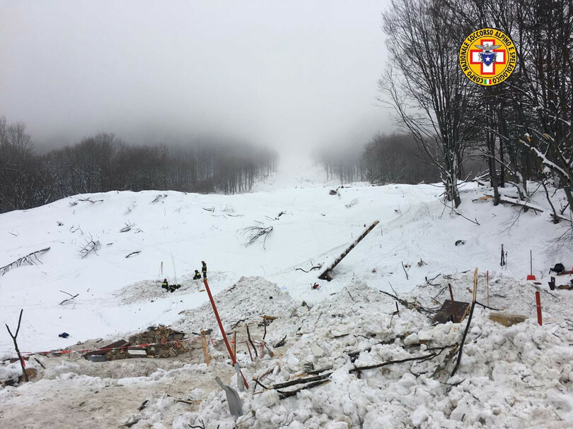 伊雪崩の死者17人に 近くで救助ヘリ墜落、6人死亡
