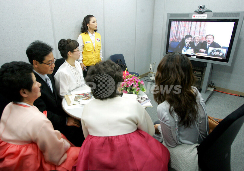 南北離散家族、テレビ映像で「再会」 - 韓国