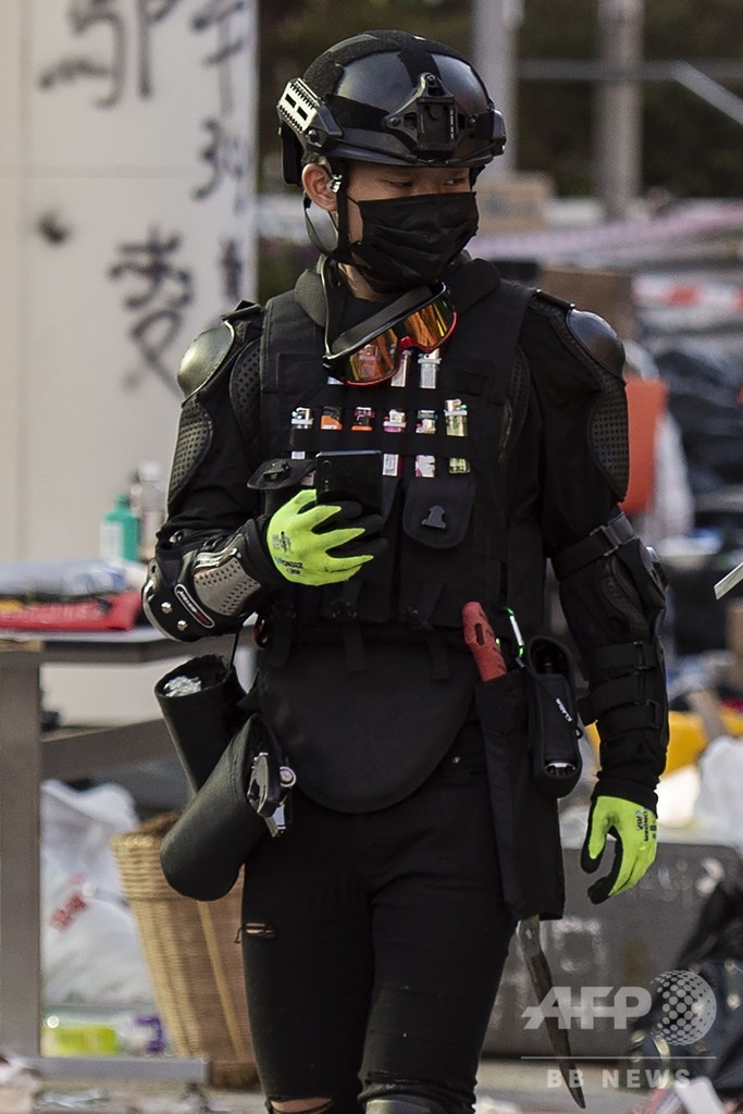 地面に「SOS」 香港理工大、強硬派数十人の籠城続く