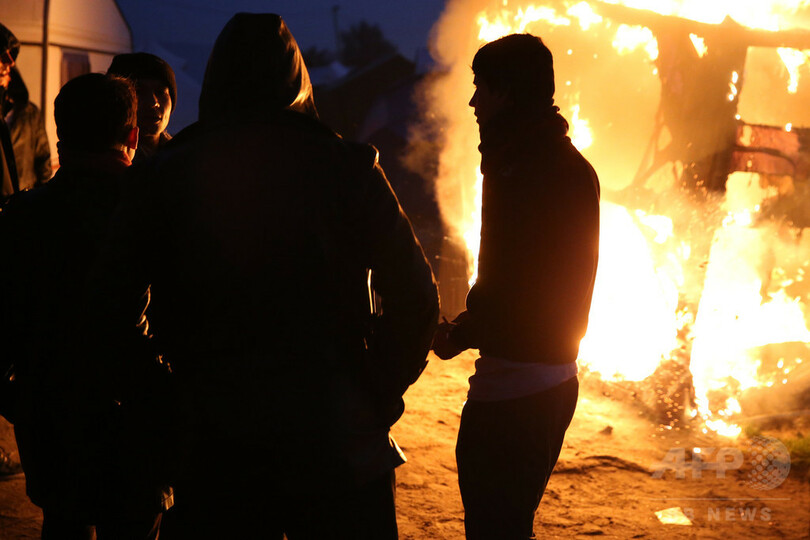 仏の移民キャンプ「ジャングル」、解体作業始まる 放火騒ぎも