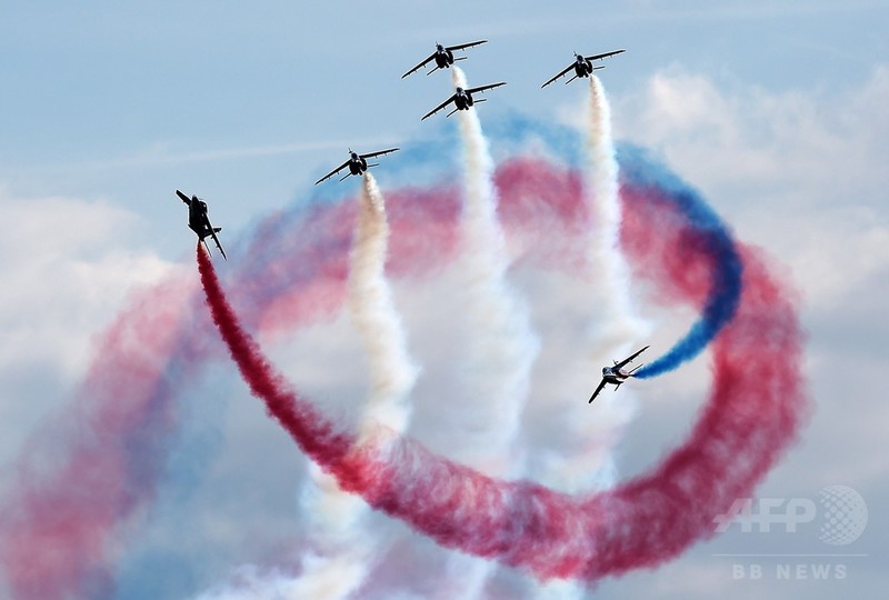 仏空軍のアクロバット飛行 大空に国旗描く 写真14枚 国際ニュース Afpbb News