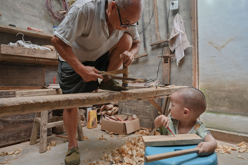 木工職人の孫への愛 心のこもった手作りおもちゃ 福建省 写真枚 国際ニュース Afpbb News