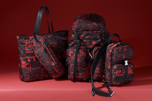 プラダ」コミックプリントの日本限定メンズバッグ、ポップアップに登場