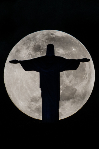 神々しく満月に浮かぶキリスト像、リオデジャネイロ 写真7枚