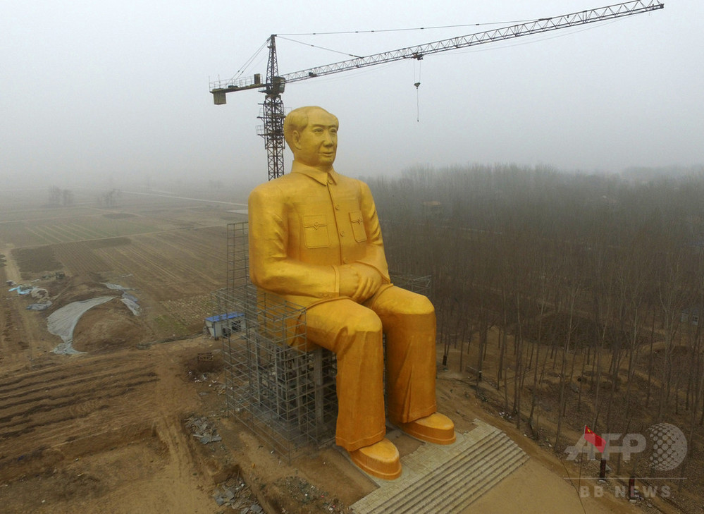 高さ37メートルの毛沢東の巨大金色像、突然解体される 写真4枚 国際
