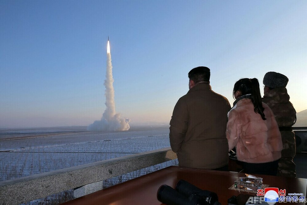 金正恩氏、18日のミサイル発射実験を視察 写真12枚 国際ニュース：AFPBB News