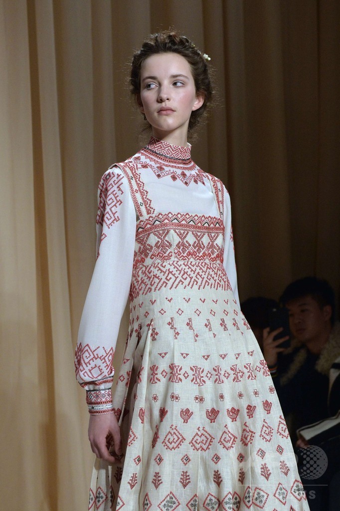 画家シャガールに着想を得たロシア風フォークロア、「ヴァレンティノ」15年春夏オートクチュール