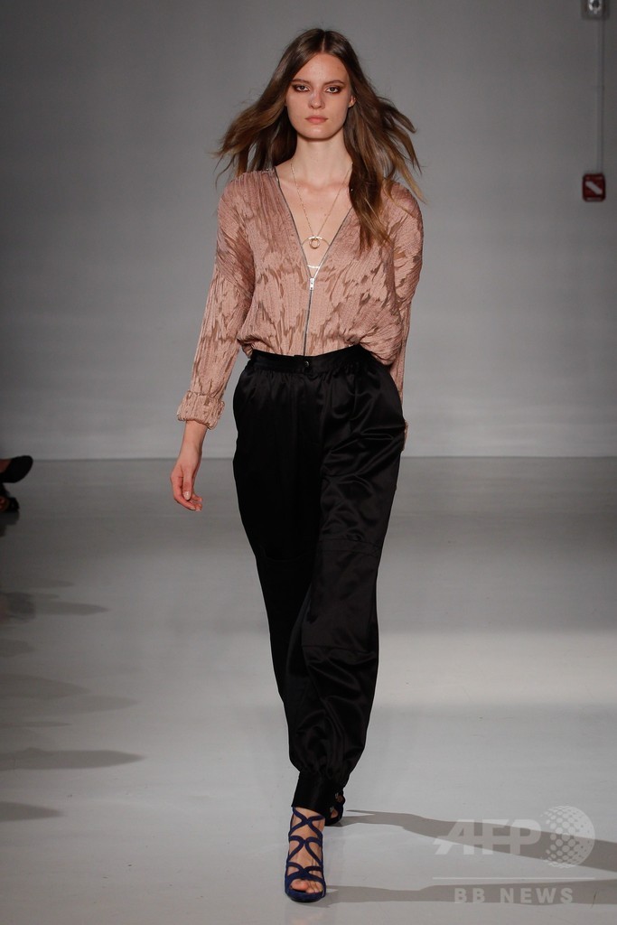 膝下丈のスカートでエレガントに、「ジル・スチュアート」15年春夏