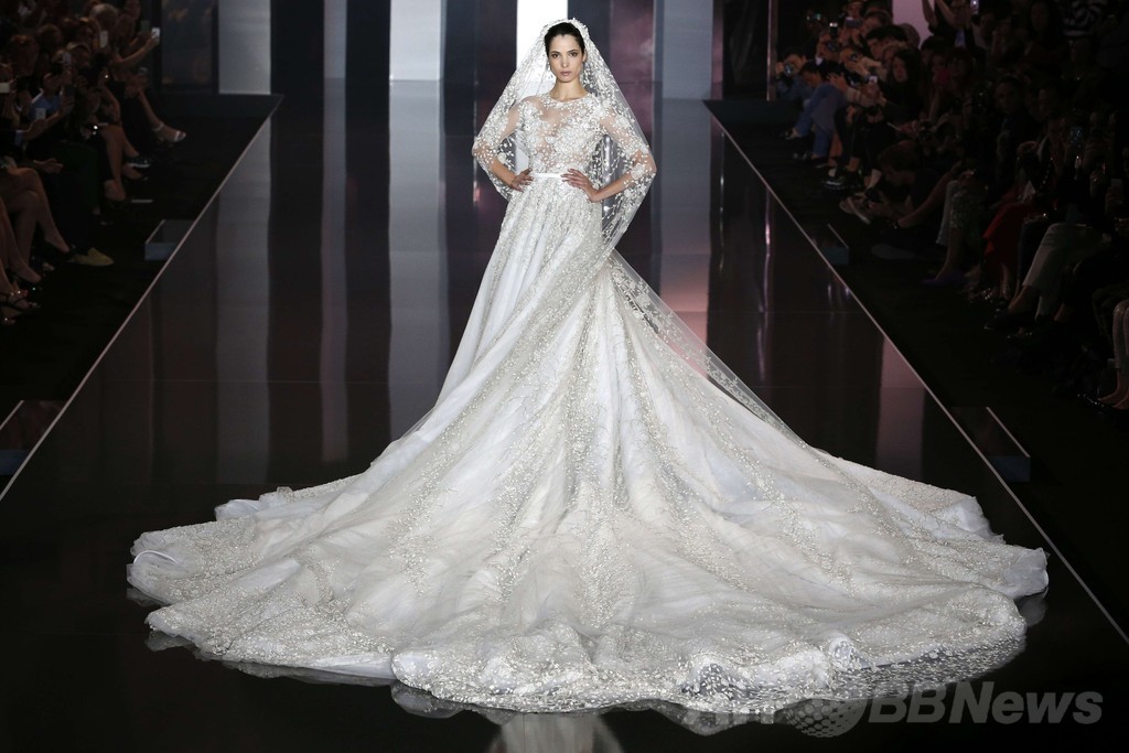 ボリューミーな裾に注目、「ラルフ＆ルッソ」14/15年秋冬オートクチュール