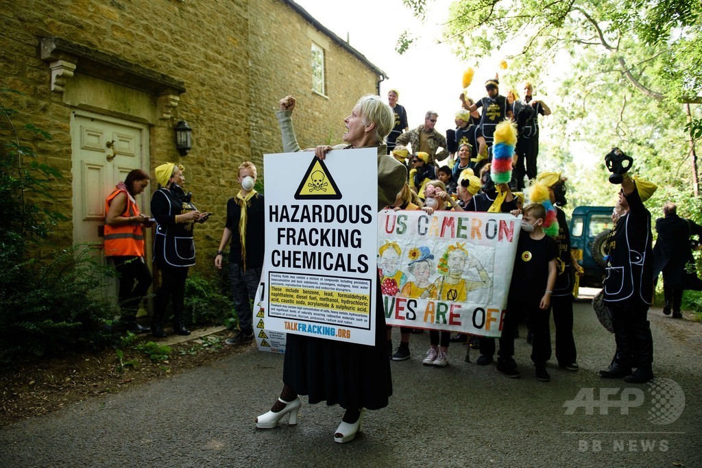 V・ウエストウッド、戦車でシェールガス開発に抗議