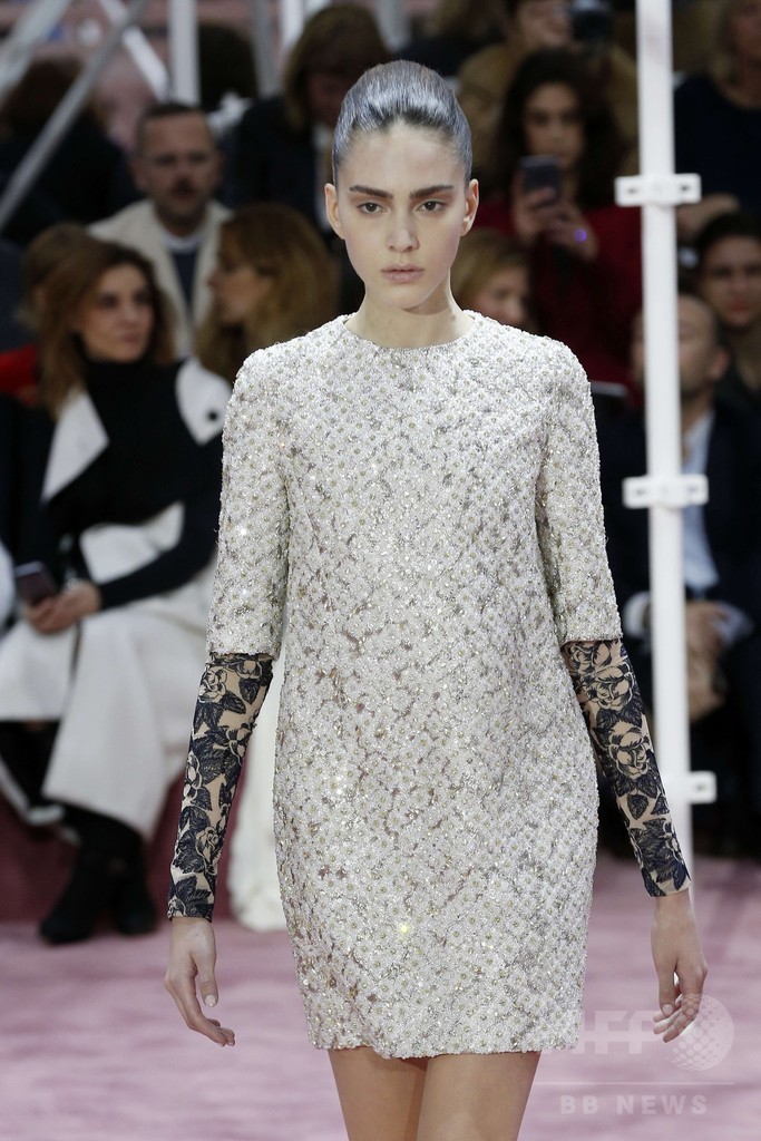 50～70年代の要素を取り入れた新たな女性像を提案、「ディオール」15年春夏オートクチュール