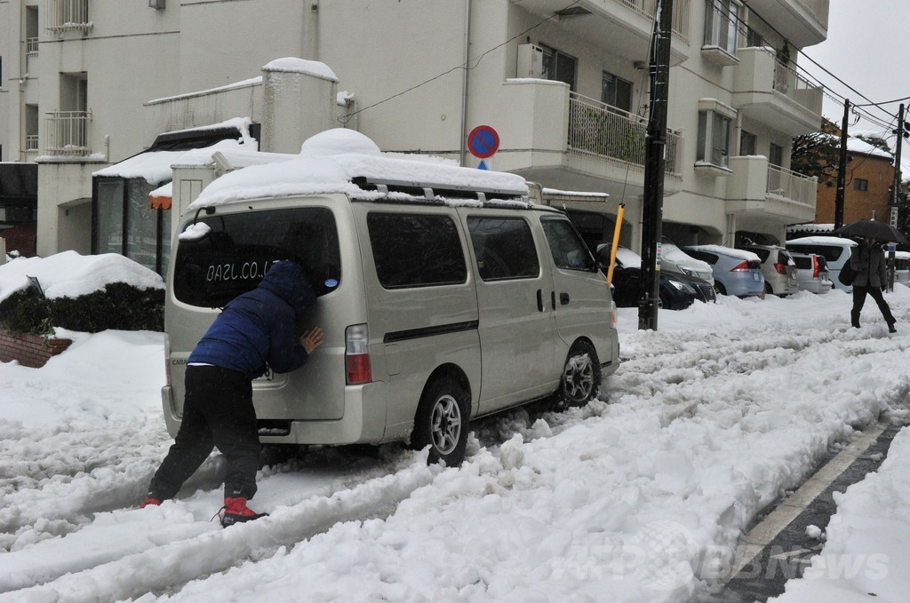 関東甲信地方などで大雪、車の立ち往生相次ぐ