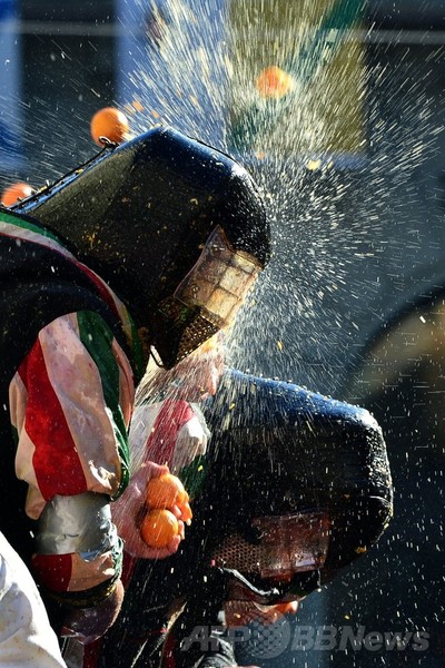 今年も開催、イタリア名物「オレンジ合戦」
