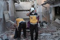 砲撃を受けたシリア北部アフリンの病院で任務に当たる民間防衛隊「ホワイト・ヘルメット」の隊員ら（2021年6月12日撮影）。(c)Bakr ALKASEM / AFP