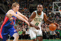 12-13NBAは3日、各地で試合が行われ、ボストン・セルティックス（Boston Celtics）が98-93でデトロイト・ピストンズ（Detroit Pistons）を下し、プレーオフ進出を決めた。

 デトロイト・ピストンズのカイル・シングラー（Kyle Singler、左）とマッチアップするボストン・セルティックスのジェフ・グリーン（Jeff Green、2013年4月3日撮影）。（c）AFP/Getty Images/NBAE/Brian Babineau