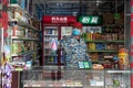中国・武漢の長距離バスターミナルで、マスクを着けてカウンターを消毒する売店の店員（2020年4月30日撮影）。(c) STR / AFP