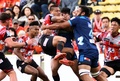 スーパーラグビー第9節、サンウルブズ対ブルーズ。ブルーズの選手からタックルを受けるサンウルブズのレメキロマノラヴァ（中央、2018年4月14日撮影）。(c)AFP PHOTO / Kazuhiro NOGI
