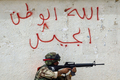 イラク南部バスラ（Basra）で、北部Hayaniyah地区に入るイラク軍兵士（2008年4月19日撮影）。(c)AFP/ESSAM AL-SUDANI