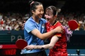 パリ五輪、卓球女子シングルス3位決定戦。試合を終え、健闘をたたえ合う早田ひな（右）と韓国の申裕斌（2024年8月3日撮影）。(c)JUNG Yeon-je / AFP