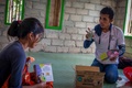 インドネシア・西スラウェシ州マムジュにある自宅で、医療従事者の話を聞く妊娠中のニンダさん（2019年2月11日撮影）。(c)YUSUF WAHIL / AFP