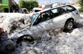 メキシコ・ハリスコ州グアダラハラで、ひょうに埋もれた車両（2019年6月30日撮影）。(c)Ulises RUIZ / AFP