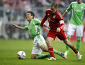 バイエルン・ミュンヘン（Bayern Munich）のフィリップ・ラーム（Philipp Lahm）とボールを競るVfLボルフスブルク（VfL Wolfsburg）の長谷部誠（2012年1月28日撮影）。(c)AFP/GUENTER SCHIFFMANN
