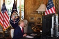 米フロリダ州の別荘「マーアーラゴ」で、世界各地に配置されている米軍兵士らと会話するドナルド・トランプ大統領（2019年12月24日撮影）。(c)Nicholas Kamm / AFP