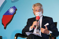 台湾・台北で記者会見するフランスのアラン・リシャール元国防相。台湾中央通信社提供（2021年10月8日撮影）。(c)AFP PHOTO / CNA Photo