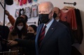 米首都ワシントンの小売店を訪問中、ウクライナ情勢について問われるジョー・バイデン大統領（2022年1月25日撮影）。(c)SAUL LOEB / AFP