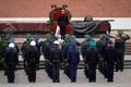 ロシア・モスクワで無名戦士の墓に献花するウラジーミル・プーチン大統領（奥、2022年6月22日撮影、資料写真）。(c)Alexander Zemlianichenko / POOL / AFP