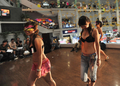 中国・湖北（Hubei）省武漢（Wuhan）のショッピングモールで30日、ランジェリーショーが行われた。女性は中国経済の成長の重要なけん引役になっており、前年同期比15％増と依然好調な中国の小売売上高の多くは、政府の景気刺激策や株価上昇などのほか35歳以下の女性による消費が大きな部分を占めると見られている。

　写真は、ランジェリーショーに下着を着けて飛び入り参加した買い物客ら（2009年8月30日撮影）。(c)AFP CHINA XTRA