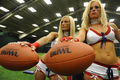 米国で、下着姿でアメリカンフットボールをする「ランジェリーフットボール（Lingerie Football）」の全米リーグが、今年9月に開幕する。「ランジェリーフットボールリーグ（Lingerie Football League、LFL）」は、全米10チームが20週のシーズンを戦う。14日、ニューヨーク（New York）市近郊のフリーポート（Freeport）で行われたニューヨーク・マジェスティ（New York Majesty）の入団テストには、24人の若い女性が参加し、露出度の高い運動着を着てフットボールの技能を競い合った。写真は、入団テスト前に技能を披露するLFL選手のEther Greyさん（左）とMelissa Teixeiraさん（2009年5月14日撮影）。(c)AFP/Emmanuel Dunand
