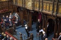 女性として初めて黒杖（こくじょう）官に就任したサラ・クラークさん（中央）。英ロンドンの議会上院で（2018年2月20日撮影）。(c) AFP PHOTO / POOL / Victoria Jones