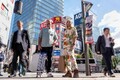 東京・秋葉原で、中古ゲームショップ巡りを終えたリュドビク・シャルルさん（左）とブノア・テブニさん（2023年10月10日撮影）。(c)Richard A. Brooks / AFP