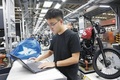 生産状態を監視する陳国靖氏（提供写真）。(c)Peopleʼs Daily