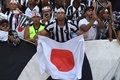 カンピオナート・ブラジレイロ（ブラジル全国選手権）1部ボタフォゴFRの本田圭佑入団発表会で日本の国旗を広げるサポーター（2020年2月8日撮影）。(c)Mauro Pimentel / AFP