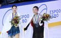 23-24フィギュアスケートグランプリ（GP）シリーズ第5戦、エスポー・グランプリ、女子シングル・フリースケーティング（FS）。表彰式後に笑顔を見せる坂本花織（右）と住吉りをん（2023年11月18日撮影）。(c)Heikki Saukkomaa / Lehtikuva / AFP