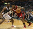 12-13NBAは28日、プレーオフ1回戦（7回戦制）が各地で行われ、マイアミ・ヒート（Miami Heat）は88-77でミルウォーキー・バックス（Milwaukee Bucks）を下し、4連勝でイースタンカンファレンス準決勝進出を決めた。

ミルウォーキー・バックスのルーク・バー・ア・ムーテ（Luc Richard Mbah a Moute、左）にドライブを仕掛けるマイアミ・ヒートのレブロン・ジェームズ（LeBron James、2013年4月28日撮影）。(c)AFP/Getty Images/ Jonathan Daniel