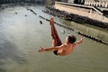伊ローマのテベレ川に飛び込む人（2023年1月1日撮影）。(c)Tiziana FABI / AFP
