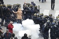 仏パリで行われた労働法改正案への抗議デモで、参加者と衝突する警官隊（2016年4月28日撮影）。(c)AFP/DOMINIQUE FAGET