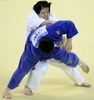 柔道・女子78キロ超級決勝でトウ文（手前）と対戦する塚田真希。（2008年8月15日撮影）(c)AFP/KAZUHIRO NOGI