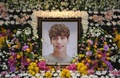 韓国ソウルの病院で、祭壇に掲げられた男性アイドルグループ「SHINee（シャイニー）」のキム・ジョンヒョンさんの遺影（2017年12月19日撮影）。(c)AFP PHOTO / pool / CHOI Hyuk
