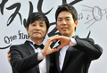 韓国ソウルで、結婚式を前に記者会見する映画監督・金趙光秀さん（左）と金承煥さん（2013年9月7日撮影）。 (c)AFP/JUNG YEON-JE