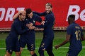 サッカー国際親善試合、フランス対スコットランド。同点ゴールを決め、チームメートと喜ぶフランスのベンジャミン・パヴァール（左から2人目、2023年10月17日撮影）。(c)Sameer Al-Doumy / AFP