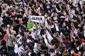 成田国際空港で、第5回ワールド・ベースボール・クラシック日本代表メンバーが到着したとのニュースが入り、歓声を上げるファン（2023年3月23日撮影）。(c)Kazuhiro NOGI / AFP