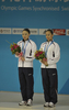 北京五輪シンクロナイズドスイミング最終予選のデュエットで3位に入り表彰式に臨む日本の原田早穂（右）と鈴木絵美子。（2008年4月18日撮影）(c)AFP/PETER PARKS