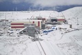 ロシア・シベリア東部ザバイカル地方で建設中のウドカン銅山コンビナート（2021年9月27日撮影）。(c)Natalia KOLESNIKOVA / AFP