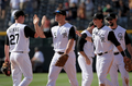 チームメイトとハイタッチで勝利を喜ぶロッキーズのギャレット・アトキンズ（%%Garrett Atkins%%、左）。(c)AFP/Getty Images Doug Pensinger
